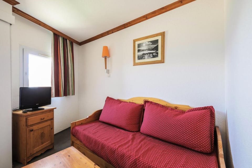 Bed, Living room, Bedroom