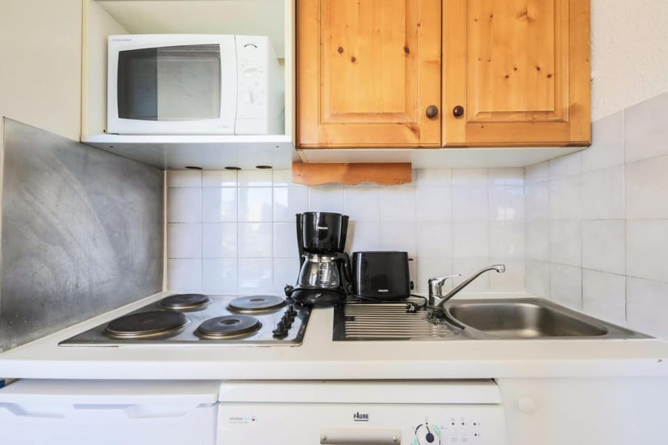 Coffee/tea facilities, microwave, oven, kitchen