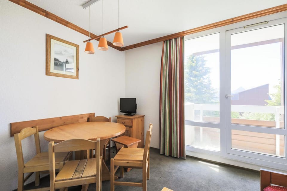 Bed, kitchen