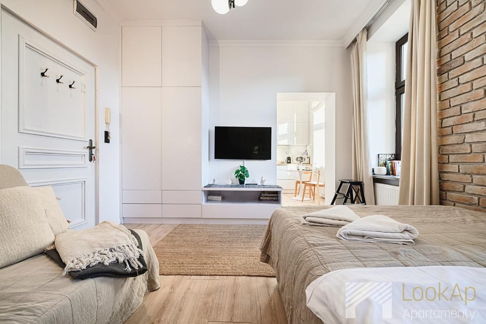 Bed, TV and multimedia, Living room, Photo of the whole room, wardrobe