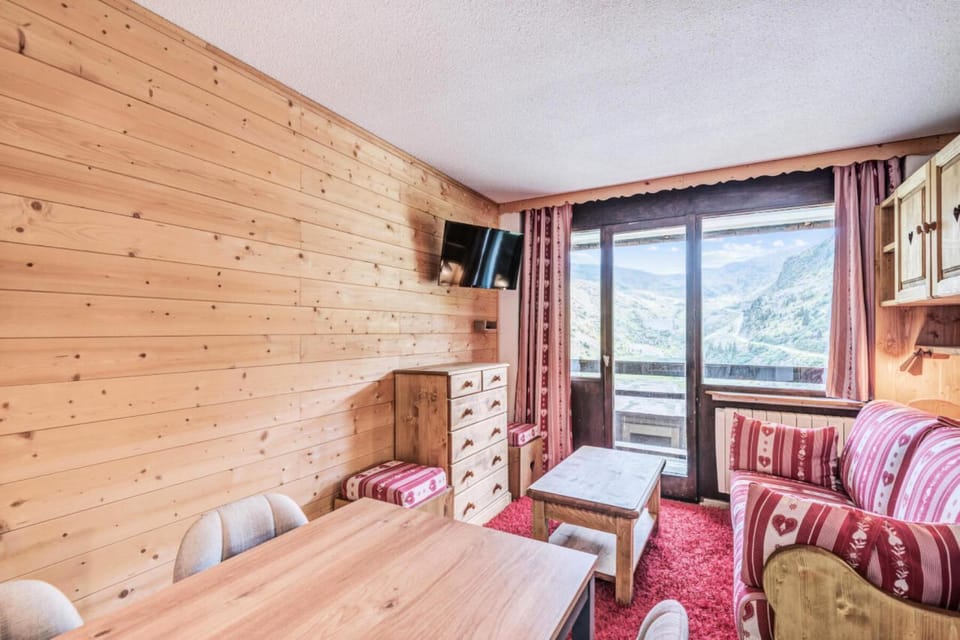 Bed, kitchen