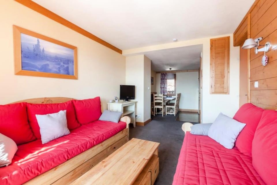 Bed, Living room, Bedroom, fireplace