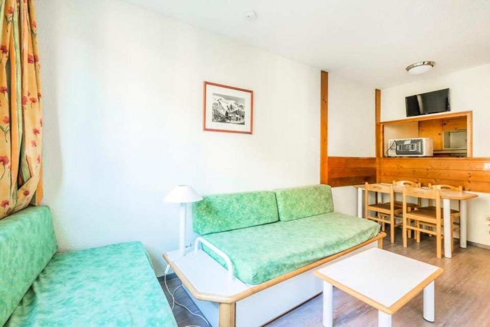 Bed, Living room, furniture