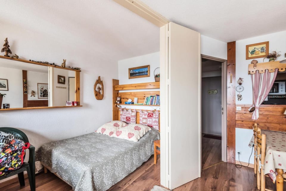 Bed, Bathroom