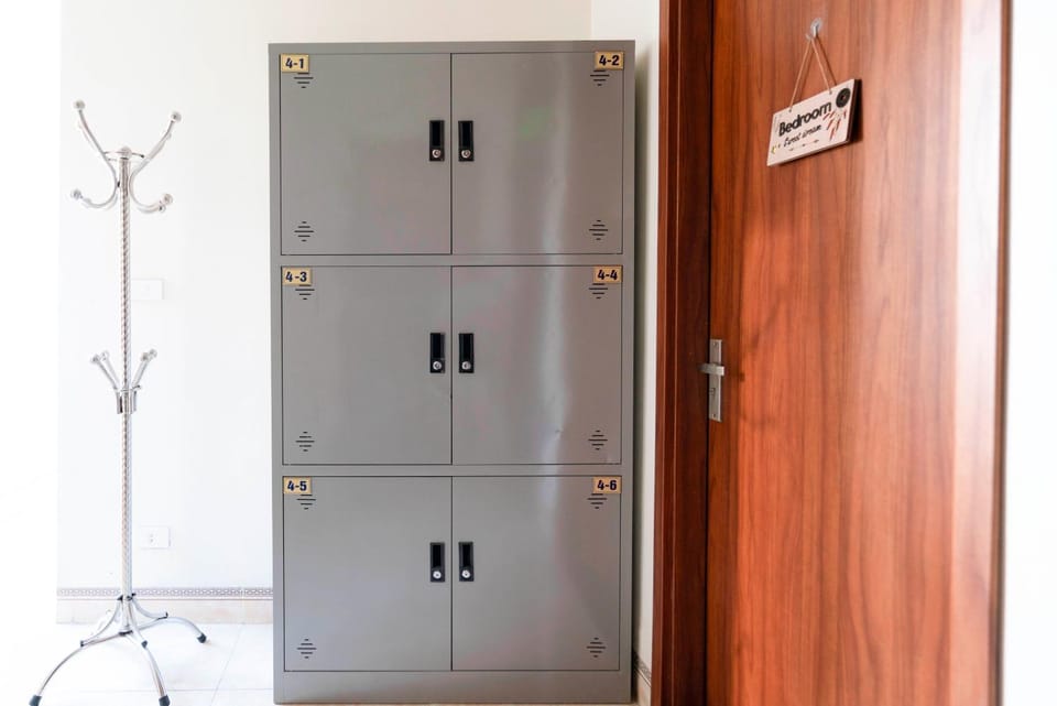 locker, microwave