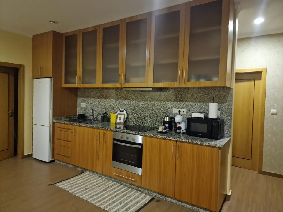 Kitchen or kitchenette, minibar