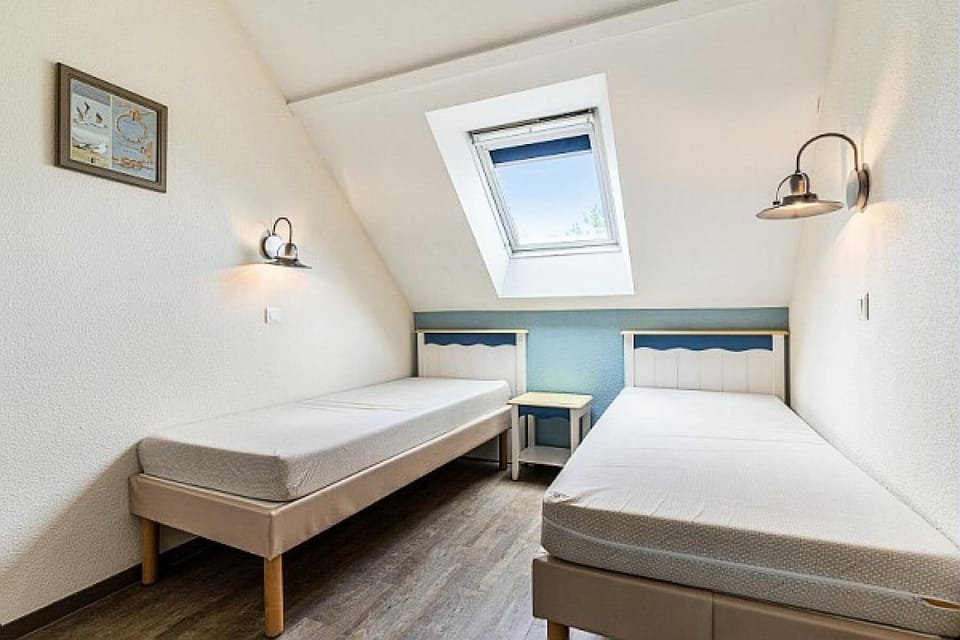 Bed, Living room, furniture