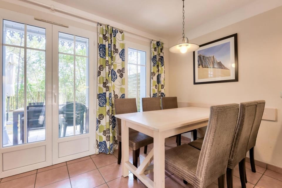 Bed, kitchen