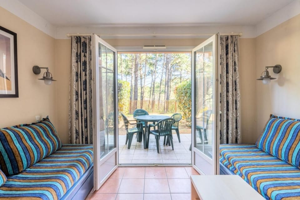 Bed, Bedroom, kitchen