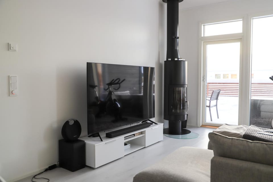 Communal lounge/ TV room, TV and multimedia, Living room, Seating area, Evening entertainment