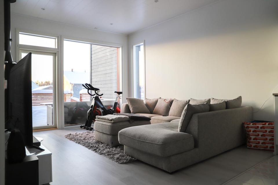 Communal lounge/ TV room, Living room, Photo of the whole room, Seating area, Cycling