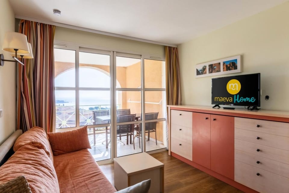 Bed, kitchen