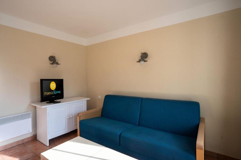 Bed, Living room, fireplace