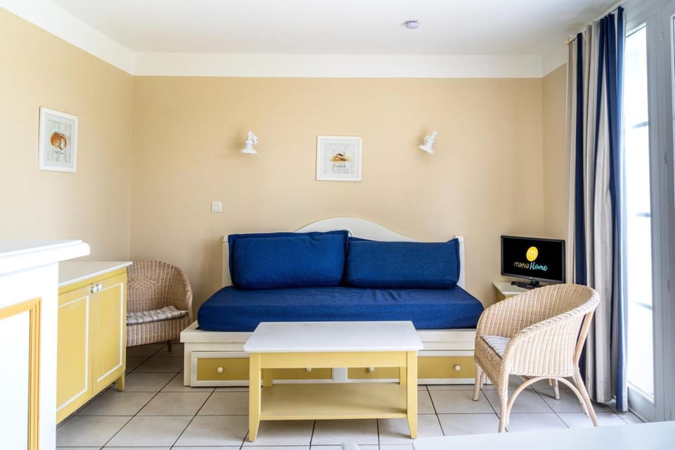 Bed, Living room