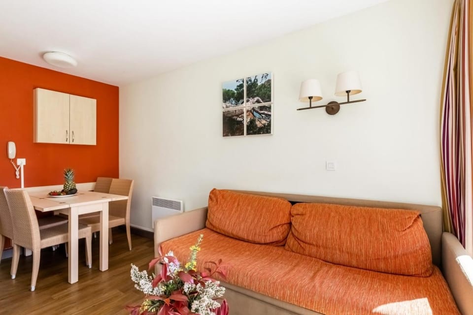 Bed, Living room, fireplace