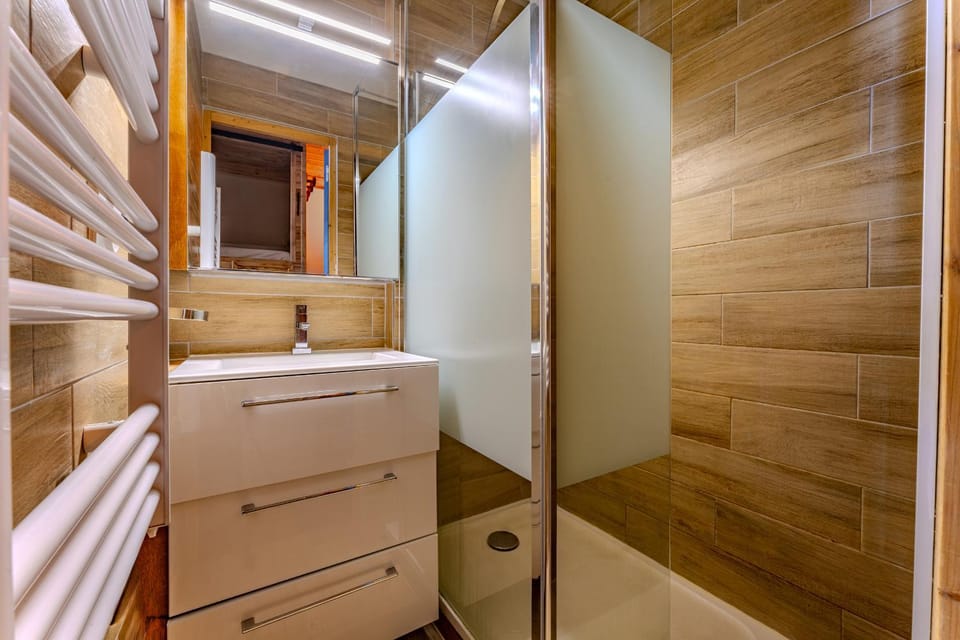 Cosy 5 persons / Ski In Ski out Apartment in Les Allues