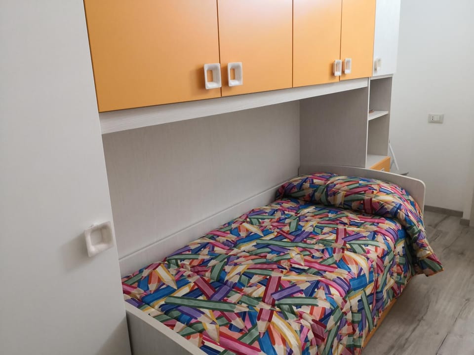 Photo of the whole room, Bedroom, wardrobe