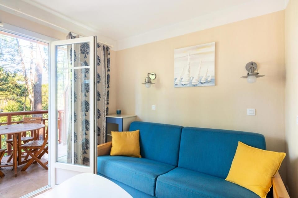 Bed, Living room