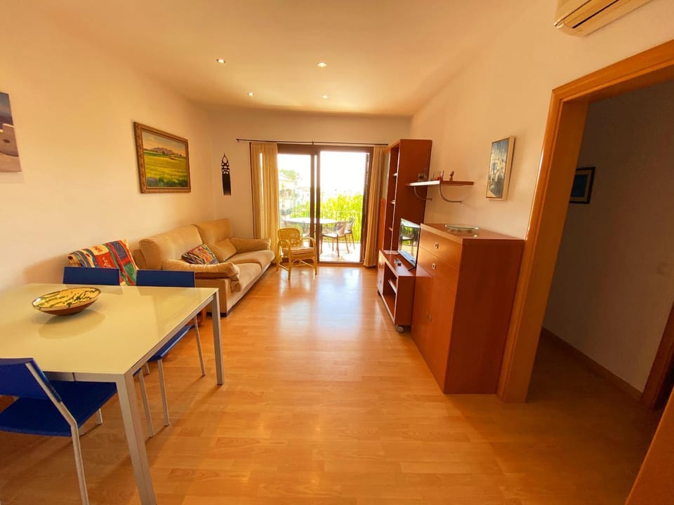 Living room, Seating area, Dining area, air conditioner