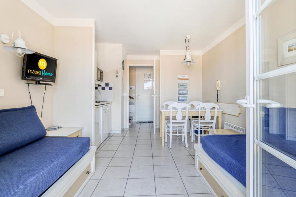 Bed, Bathroom