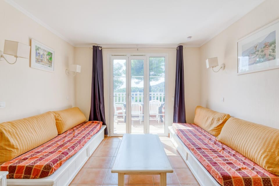 Bed, Living room
