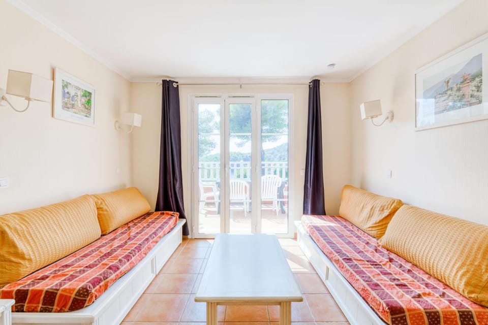 Bed, Living room