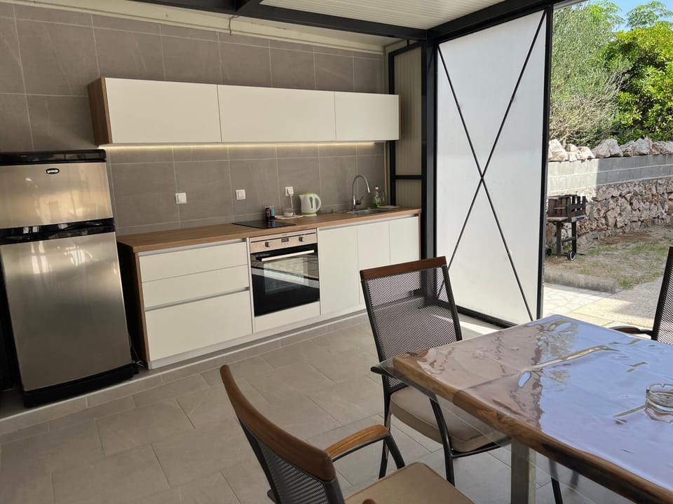 Day, Kitchen or kitchenette, Dining area, oven, stove