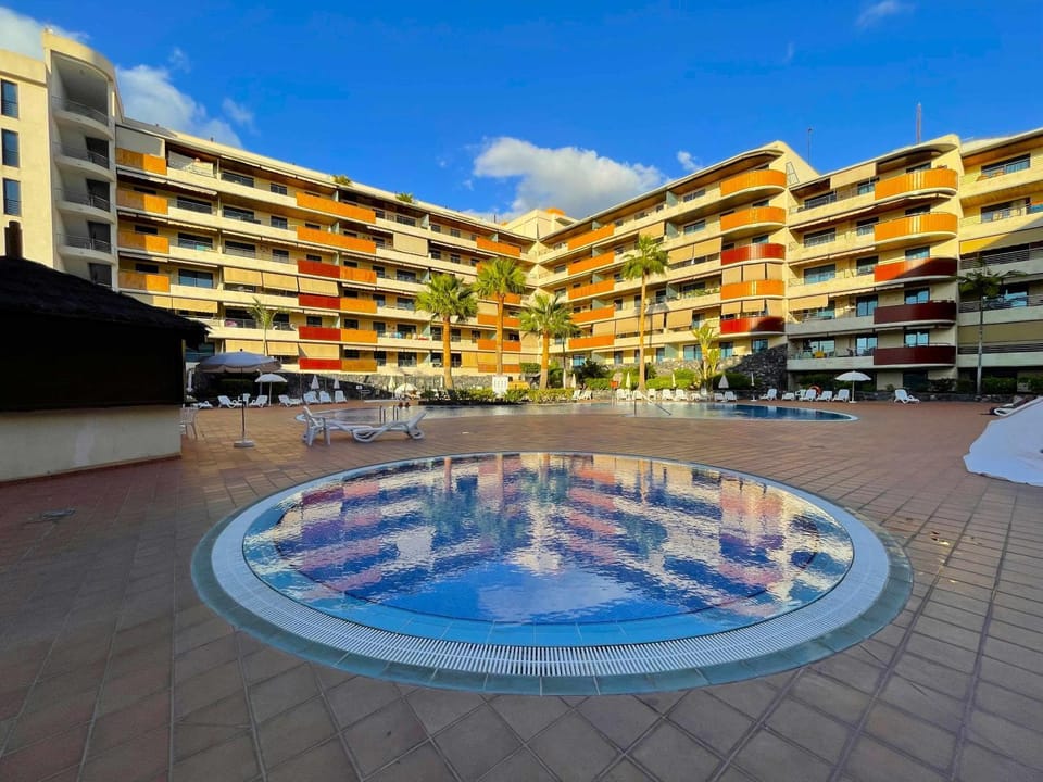 Property building, Swimming pool, sunbed