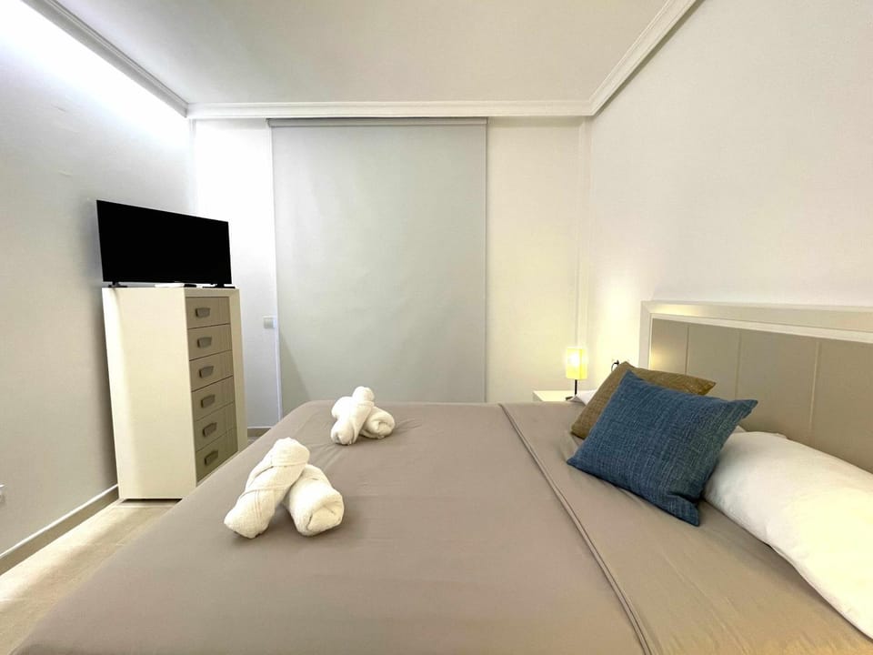 Bed, TV and multimedia, Bedroom