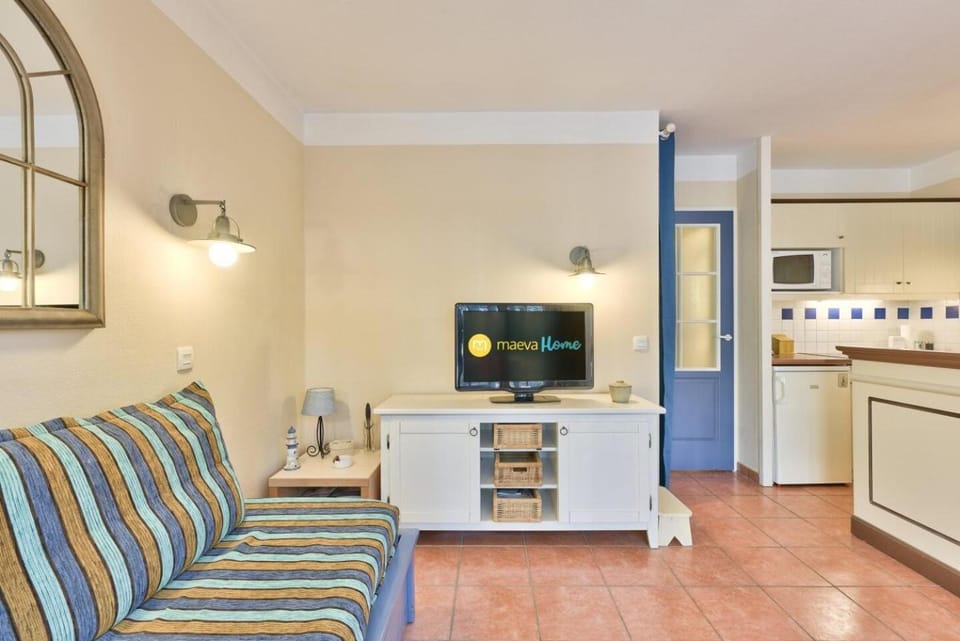 Bed, TV and multimedia, Bedroom, kitchen