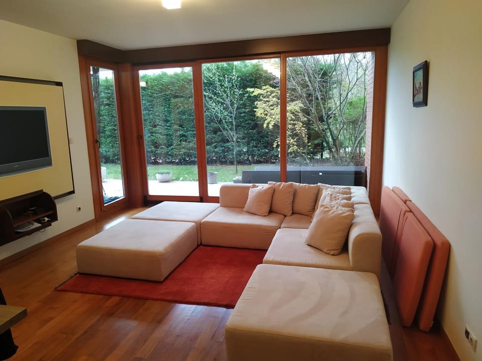 Communal lounge/ TV room, TV and multimedia, Living room, Garden view