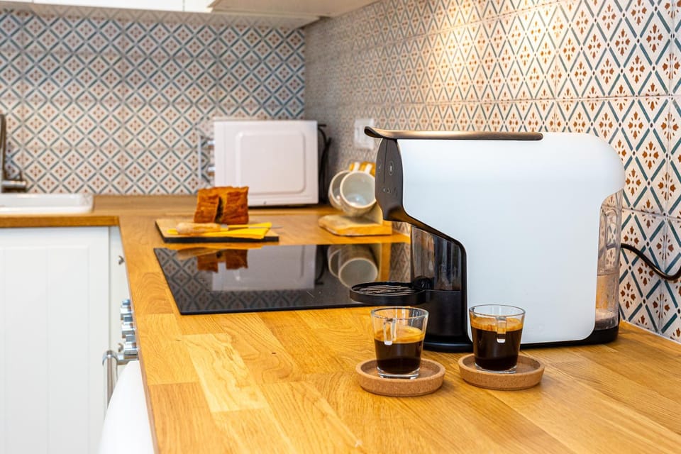 Coffee/tea facilities, Kitchen or kitchenette, Dining area, minibar
