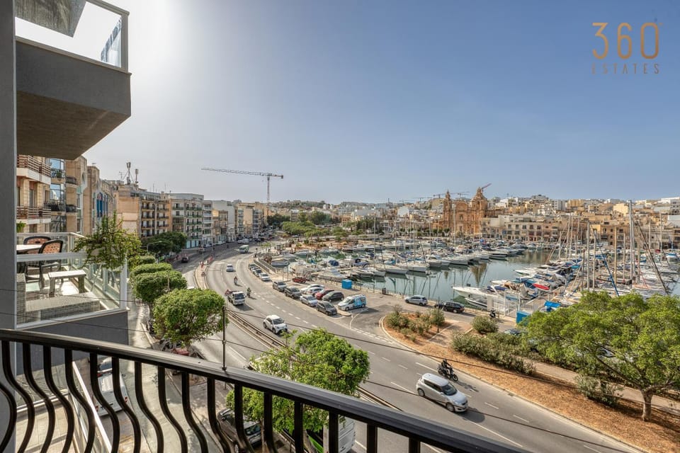 Property building, Day, Neighbourhood, Natural landscape, Bird's eye view, View (from property/room), Balcony/Terrace, City view, Sea view, Street view, Location, Parking