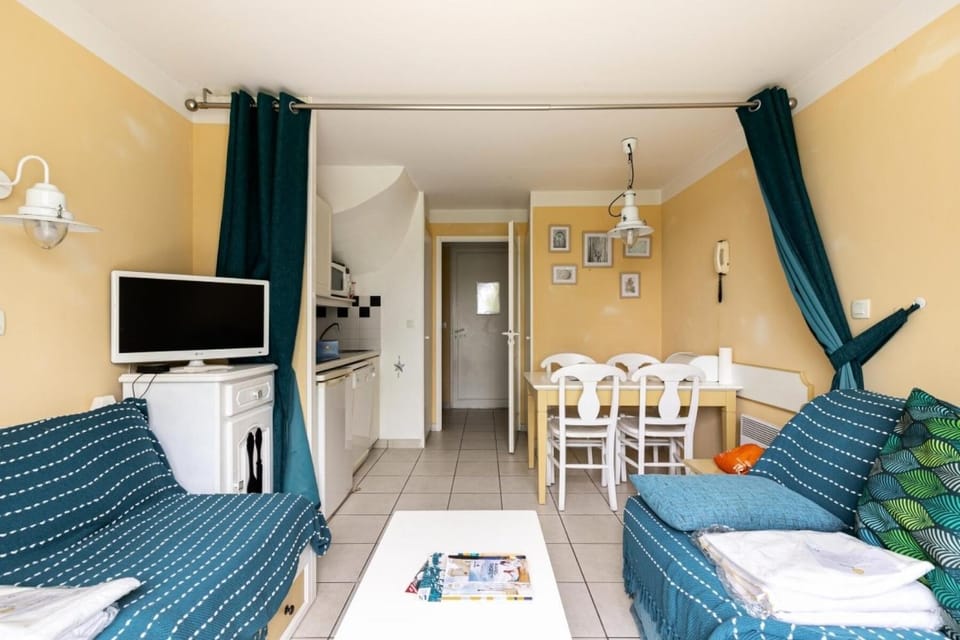 Bed, kitchen