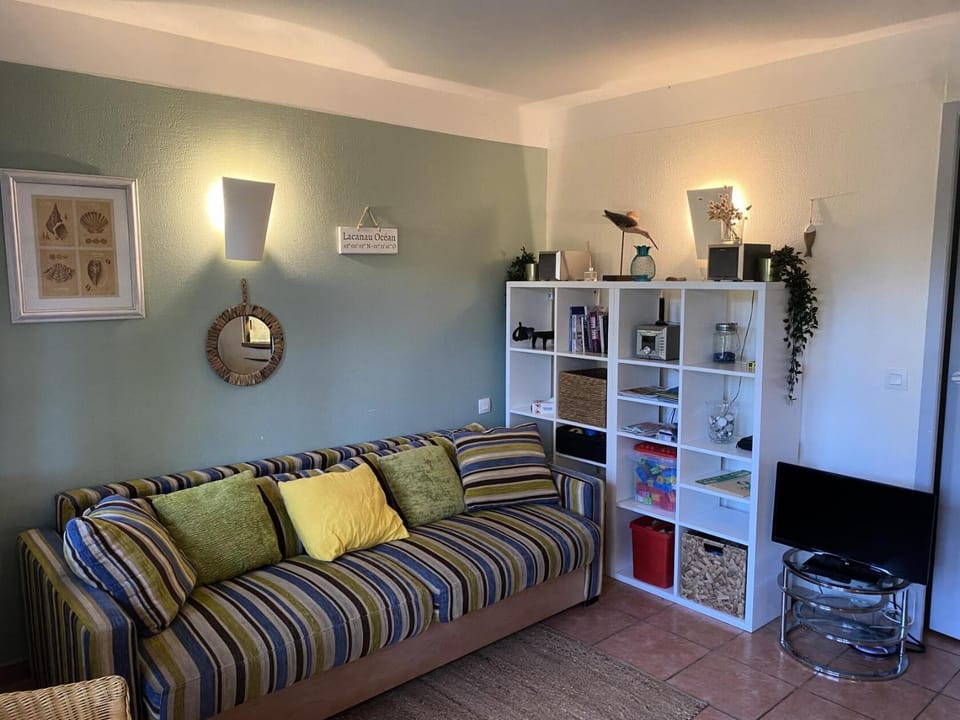 Bed, Living room