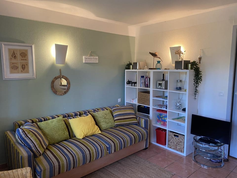 Bed, Living room