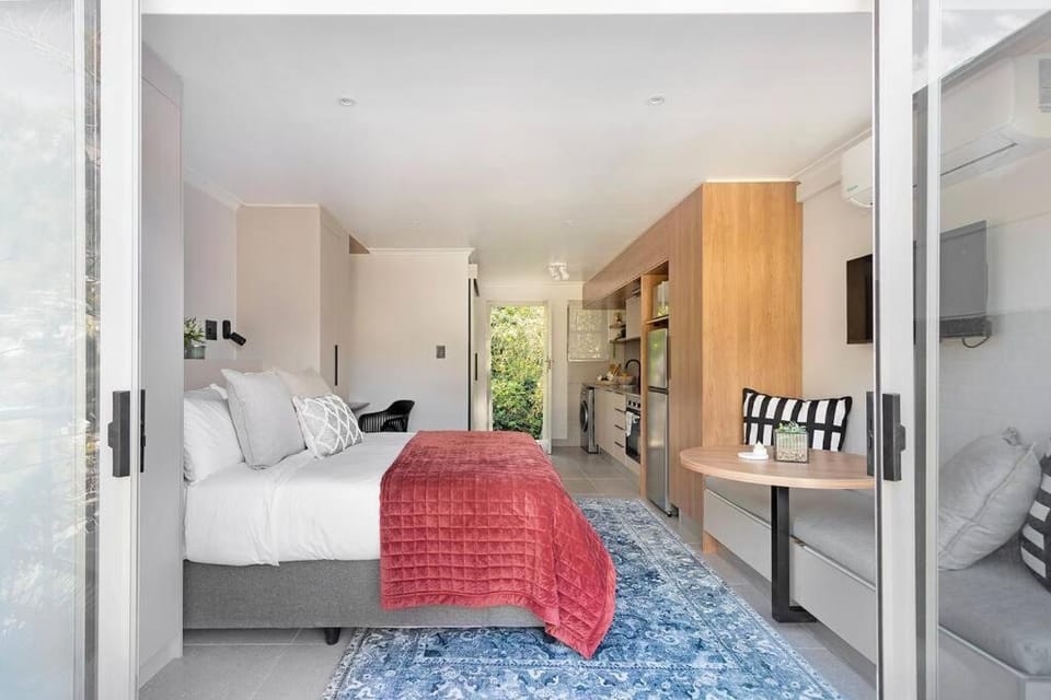 Bed, TV and multimedia, Living room, Photo of the whole room, Seating area, Bedroom