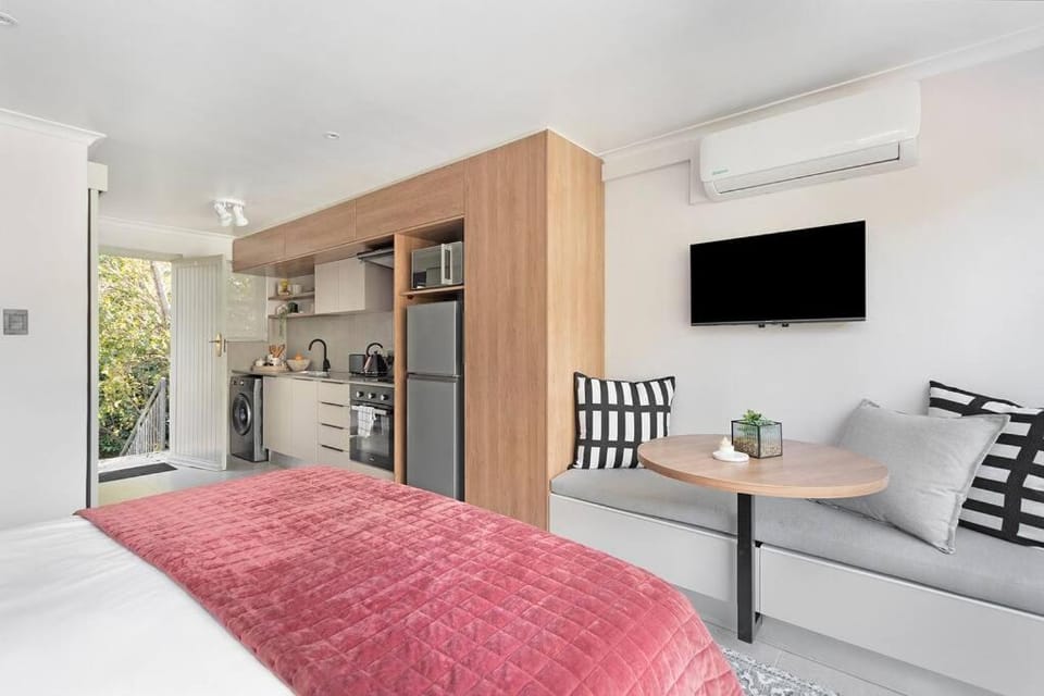 Bed, TV and multimedia, Kitchen or kitchenette, Photo of the whole room, Dining area, Bedroom