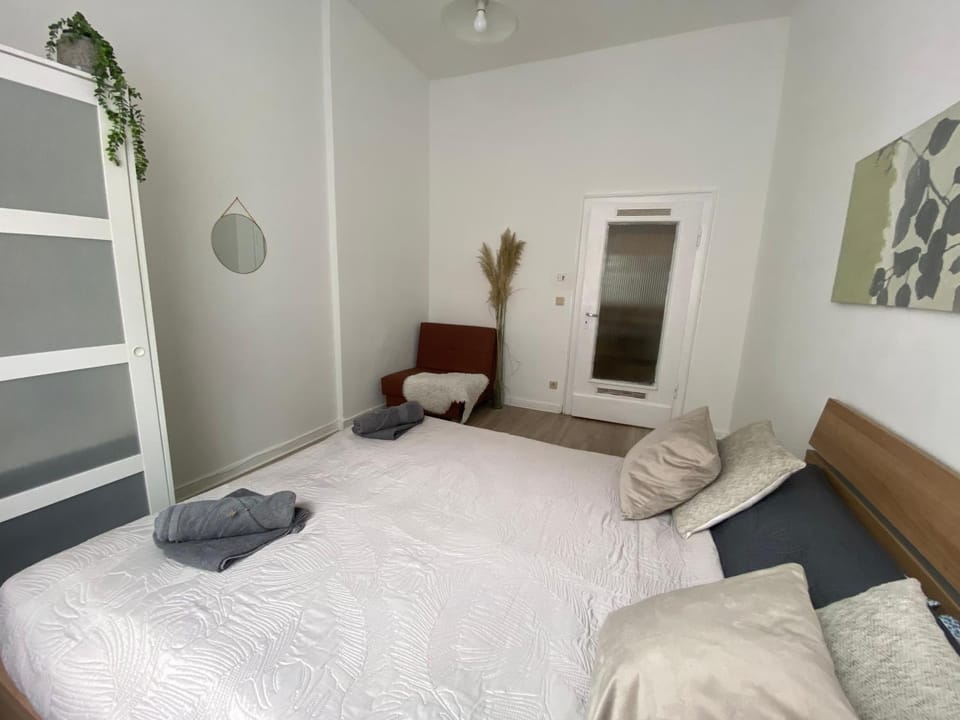 Bed, Photo of the whole room, Bedroom, towels