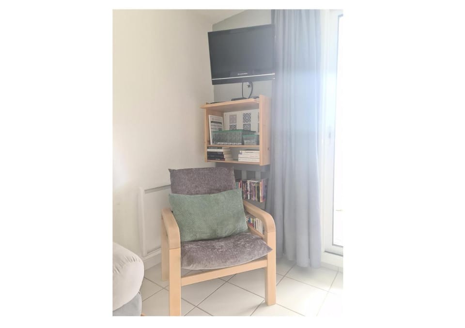 Bed, Living room, Bedroom