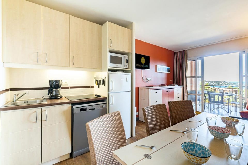 Bedroom, oven, kitchen