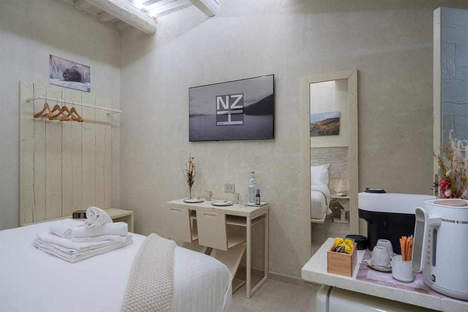 Photo of the whole room, towels, air conditioner