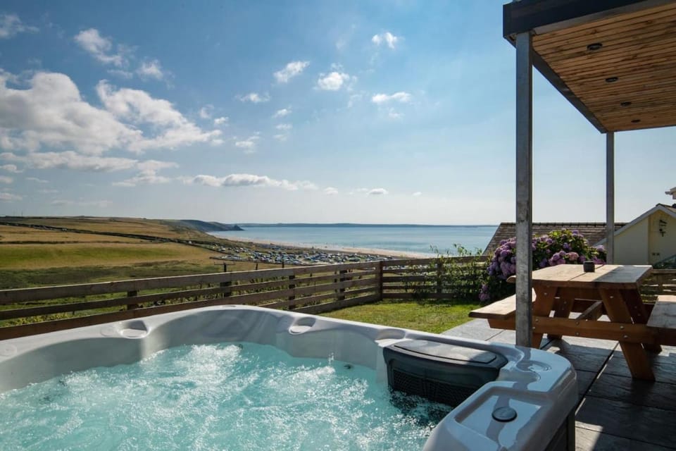 Unforgettable sea views, Hot tub, Modern property Apartment in Nolton and Roch