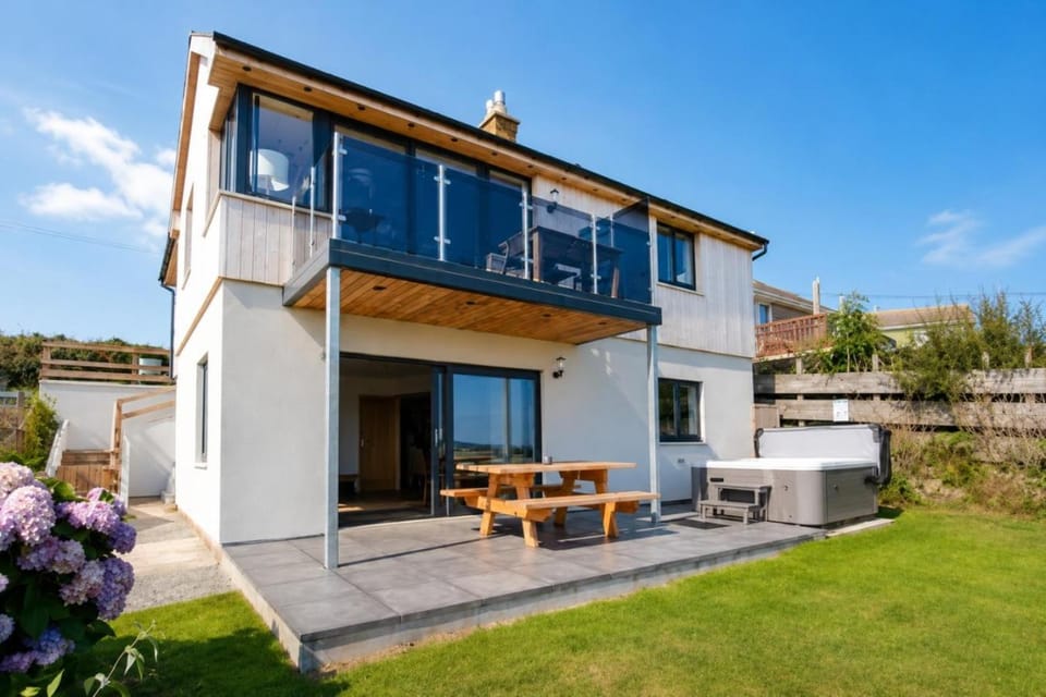 Unforgettable sea views, Hot tub, Modern property Apartment in Nolton and Roch