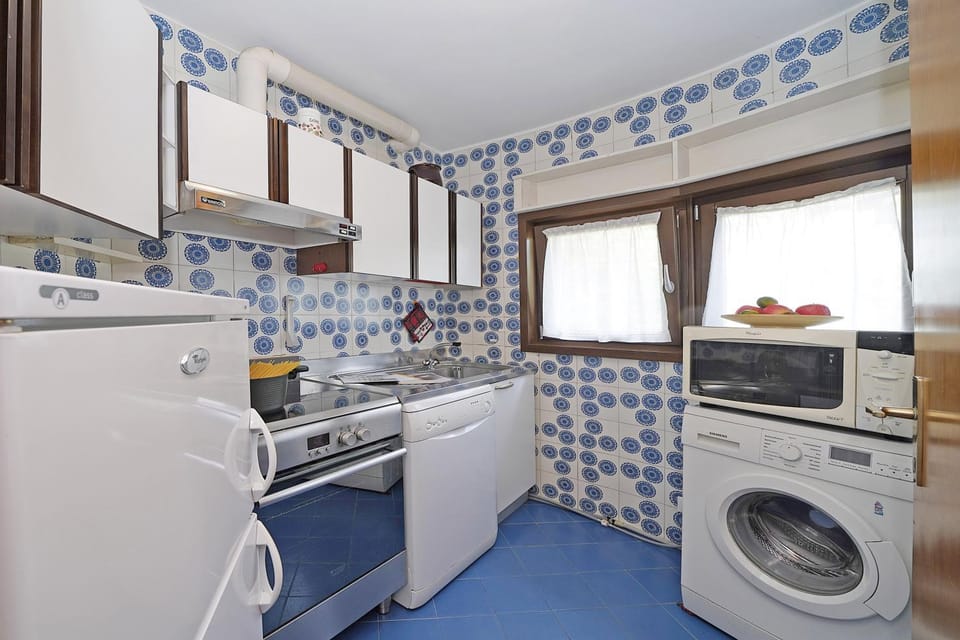 Kitchen or kitchenette, dishwasher