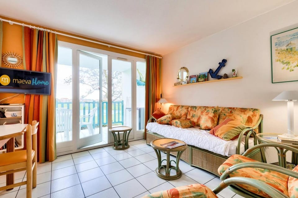 Bed, Living room, kitchen