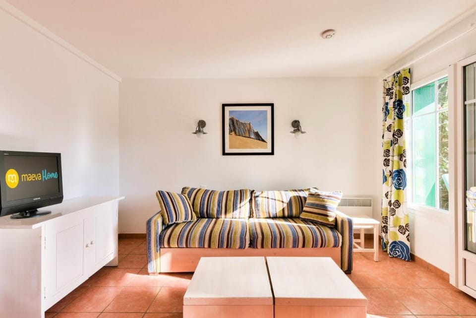 Bed, Living room, furniture, kitchen
