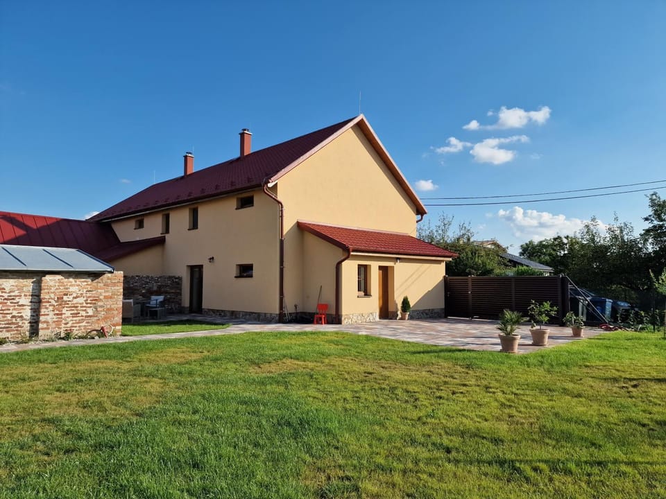 Property building, Day, Garden, Balcony/Terrace, Garden view, Parking