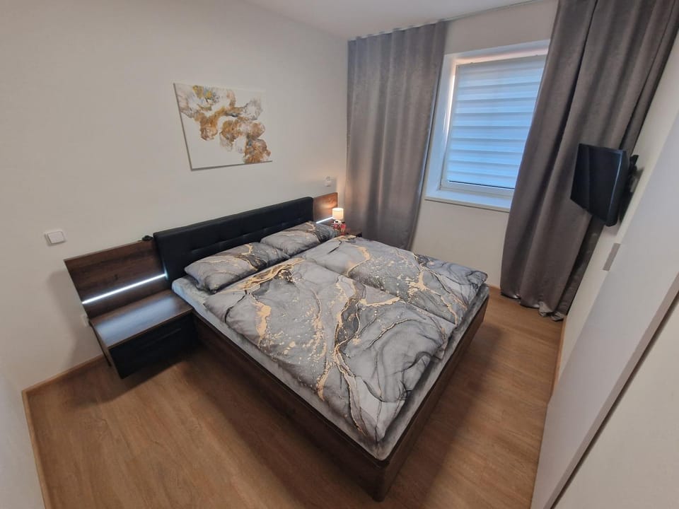 Property building, Bed, TV and multimedia, Photo of the whole room, Bedroom
