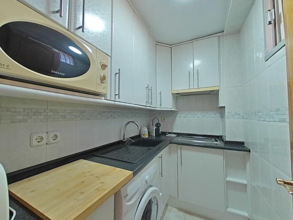Kitchen or kitchenette, minibar, washing machine